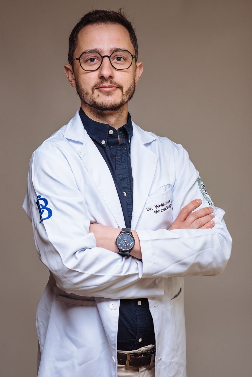 Dr. Wellerson Sabat, de jaleco, braços cruzados